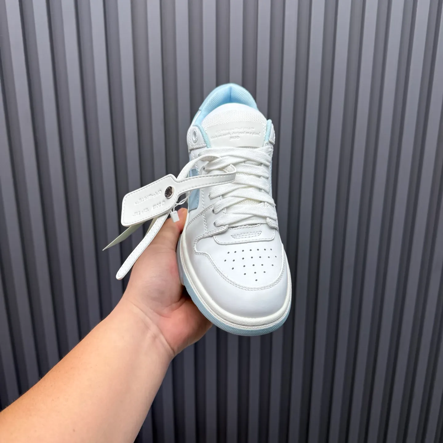 【off- white】P: 620💰Couple model👫, Size: 35-44 (Customized for men 38.45.46) High-quality version👊 "Out of office" series original molding, original lasting, production process 1:1 Original ➰OFF GRAY WHITE OW ➰ First-layer cowhide Imported skin-friendly and environmentally friendly polyester mesh Original molding high elastic and environmentally friendly molding pad Made with the original lasting process. The original molded rubber outsole (never yellows and deforms) has a super correct shape, bright color and strong three-dimensional effect👍. Packaging💯Full set of packaging synchronized with the official website (branded paper, certificate of quality, branded cloth bag)